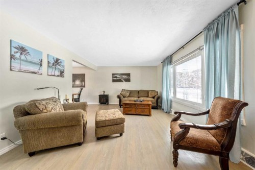 124 Lynnwood Drive Se, Calgary, AB - Indoor Photo Showing Living Room