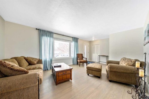 124 Lynnwood Drive Se, Calgary, AB - Indoor Photo Showing Living Room