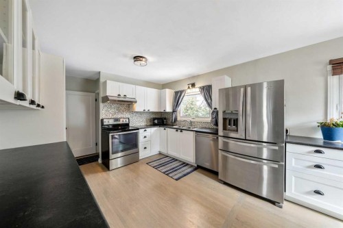 124 Lynnwood Drive Se, Calgary, AB - Indoor Photo Showing Kitchen