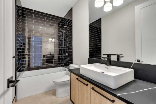 342 Normandy Drive Sw, Calgary, AB - Indoor Photo Showing Bathroom