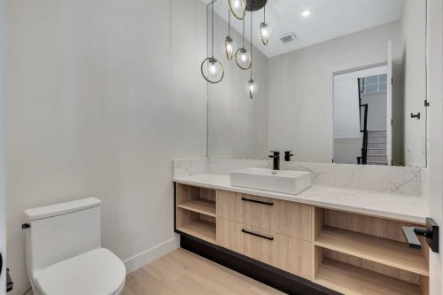342 Normandy Drive Sw, Calgary, AB - Indoor Photo Showing Bathroom