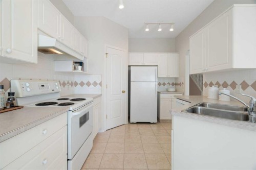 100 Hamptons Link Nw, Calgary, AB - Indoor Photo Showing Kitchen With Double Sink