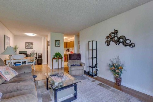 308-8403 Fairmount Drive Se, Calgary, AB - Indoor Photo Showing Living Room