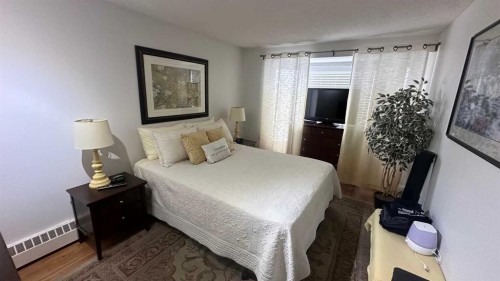 308-8403 Fairmount Drive Se, Calgary, AB - Indoor Photo Showing Bedroom