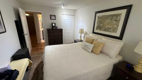 308-8403 Fairmount Drive Se, Calgary, AB - Indoor Photo Showing Bedroom