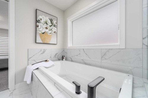 122 Ambleside Heath Nw, Calgary, AB - Indoor Photo Showing Bathroom