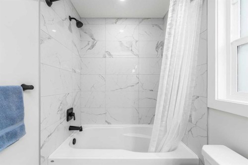 122 Ambleside Heath Nw, Calgary, AB - Indoor Photo Showing Bathroom