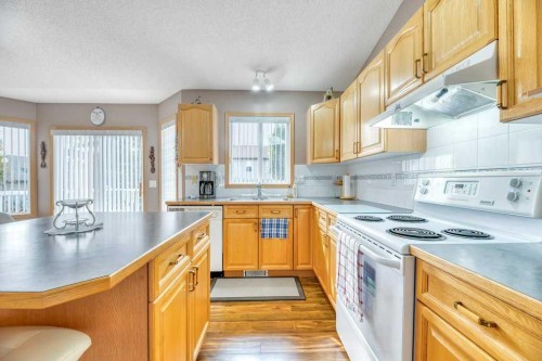 141 West Creek Crescent, Chestermere, AB - Indoor Photo Showing Kitchen