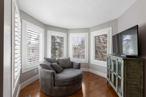 106 Shawnee Place Sw, Calgary, AB - Indoor Photo Showing Living Room