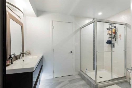 106 Shawnee Place Sw, Calgary, AB - Indoor Photo Showing Bathroom