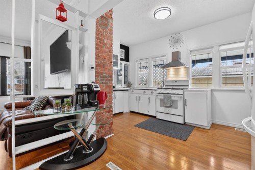 2130 20 Avenue, Bowden, AB - Indoor Photo Showing Kitchen