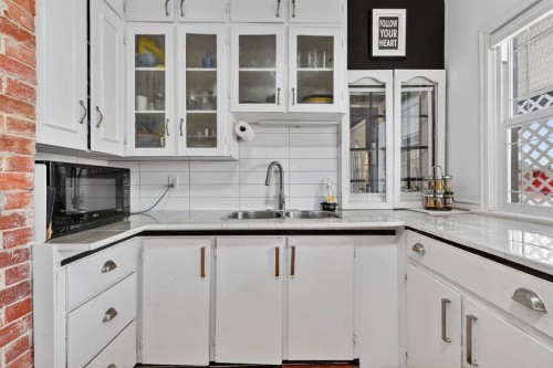 2130 20 Avenue, Bowden, AB - Indoor Photo Showing Kitchen With Double Sink