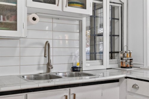 2130 20 Avenue, Bowden, AB - Indoor Photo Showing Kitchen With Double Sink