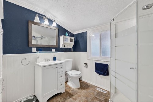2130 20 Avenue, Bowden, AB - Indoor Photo Showing Bathroom