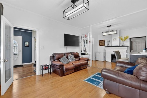 2130 20 Avenue, Bowden, AB - Indoor Photo Showing Living Room