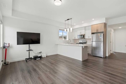 122 Spring Creek Common Sw, Calgary, AB - Indoor Photo Showing Kitchen