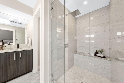 1126 40 Street Sw, Calgary, AB - Indoor Photo Showing Bathroom
