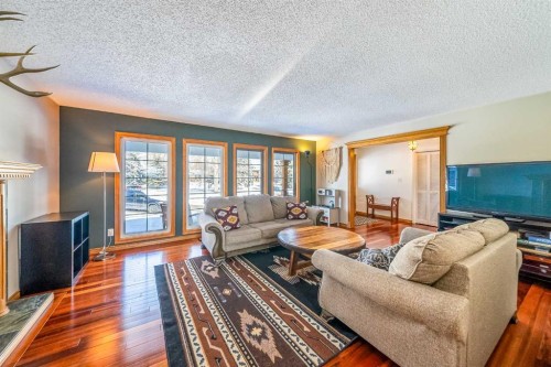 147 Midvalley Place Se, Calgary, AB - Indoor Photo Showing Living Room