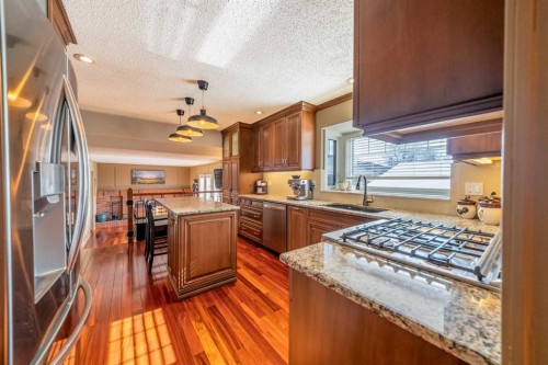 147 Midvalley Place Se, Calgary, AB - Indoor Photo Showing Kitchen