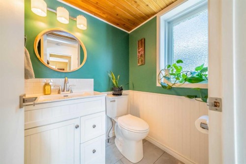 147 Midvalley Place Se, Calgary, AB - Indoor Photo Showing Bathroom