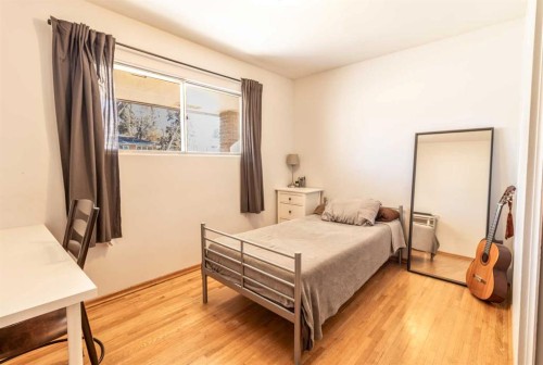 967 Northmount Drive Nw, Calgary, AB - Indoor Photo Showing Bedroom