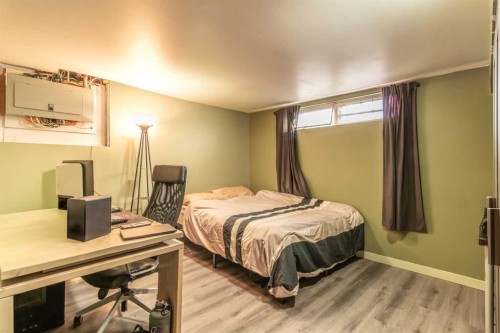 967 Northmount Drive Nw, Calgary, AB - Indoor Photo Showing Bedroom