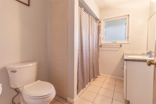 967 Northmount Drive Nw, Calgary, AB - Indoor Photo Showing Bathroom