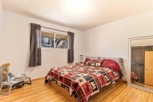 967 Northmount Drive Nw, Calgary, AB - Indoor Photo Showing Bedroom
