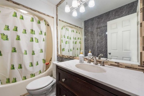 80 Taylor Way Se, Airdrie, AB - Indoor Photo Showing Bathroom