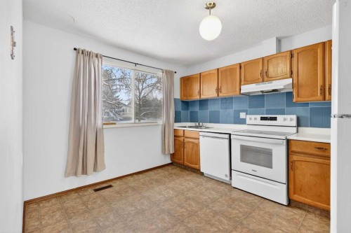 1502 Ranchlands Way Nw, Calgary, AB - Indoor Photo Showing Kitchen