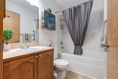 101-11 Somervale View Sw, Calgary, AB - Indoor Photo Showing Bathroom