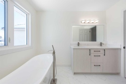 307 Hamptons Mews Nw, Calgary, AB - Indoor Photo Showing Bathroom