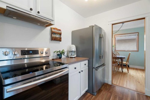 4823 Waverley Drive Sw, Calgary, AB - Indoor Photo Showing Kitchen
