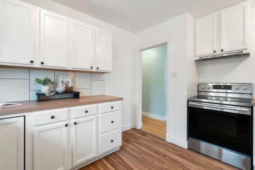4823 Waverley Drive Sw, Calgary, AB - Indoor Photo Showing Kitchen