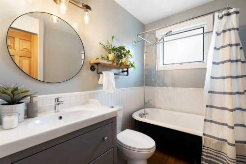 4823 Waverley Drive Sw, Calgary, AB - Indoor Photo Showing Bathroom