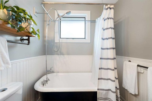 4823 Waverley Drive Sw, Calgary, AB - Indoor Photo Showing Bathroom