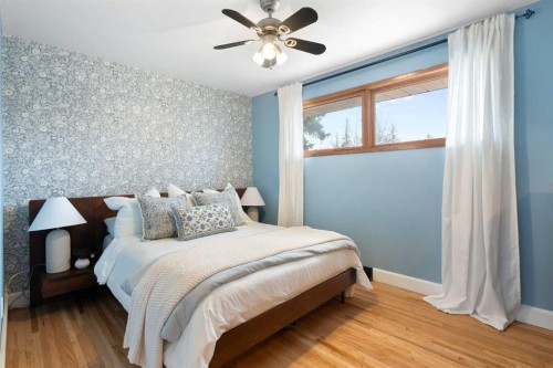 4823 Waverley Drive Sw, Calgary, AB - Indoor Photo Showing Bedroom
