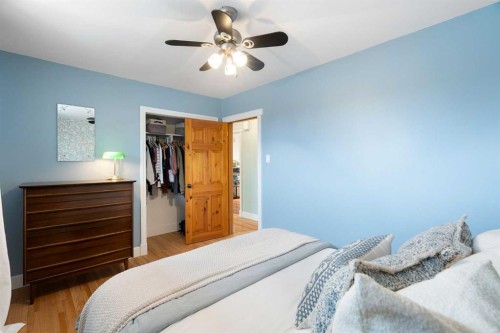 4823 Waverley Drive Sw, Calgary, AB - Indoor Photo Showing Bedroom