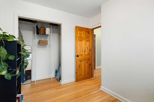 4823 Waverley Drive Sw, Calgary, AB - Indoor Photo Showing Other Room