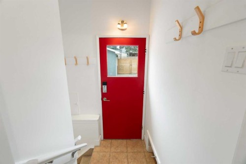 4823 Waverley Drive Sw, Calgary, AB - Indoor Photo Showing Other Room