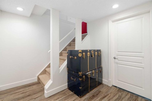 4823 Waverley Drive Sw, Calgary, AB - Indoor Photo Showing Other Room