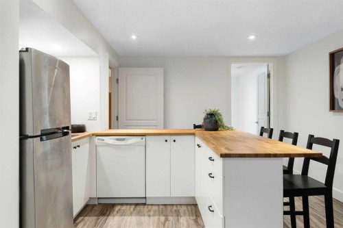 4823 Waverley Drive Sw, Calgary, AB - Indoor Photo Showing Kitchen