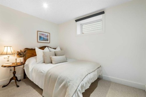 4823 Waverley Drive Sw, Calgary, AB - Indoor Photo Showing Bedroom