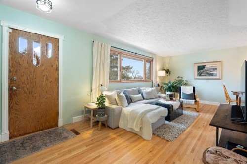 4823 Waverley Drive Sw, Calgary, AB - Indoor Photo Showing Living Room