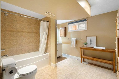 4823 Waverley Drive Sw, Calgary, AB - Indoor Photo Showing Bathroom