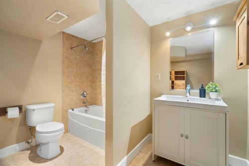 4823 Waverley Drive Sw, Calgary, AB - Indoor Photo Showing Bathroom