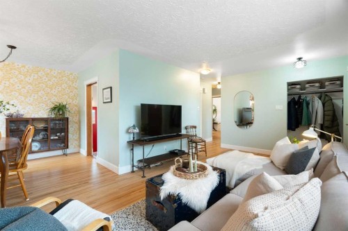 4823 Waverley Drive Sw, Calgary, AB - Indoor Photo Showing Living Room