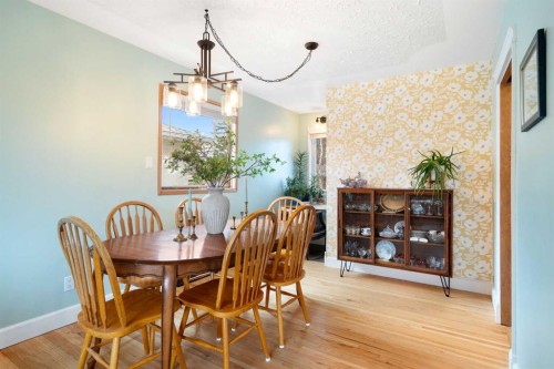 4823 Waverley Drive Sw, Calgary, AB - Indoor Photo Showing Dining Room