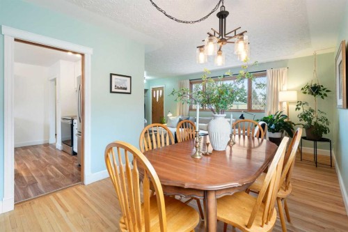 4823 Waverley Drive Sw, Calgary, AB - Indoor Photo Showing Dining Room