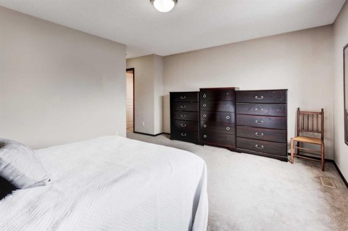 42 Everoak Green Sw, Calgary, AB - Indoor Photo Showing Bedroom